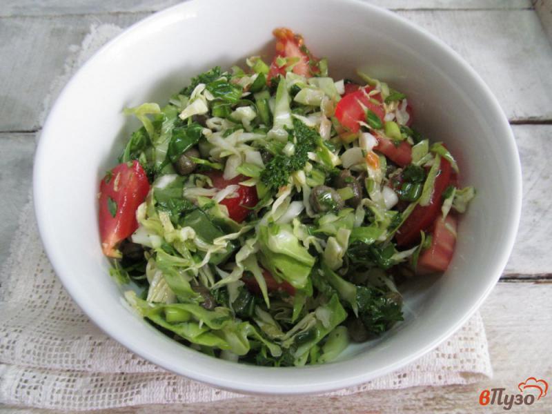 Фото приготовление рецепта: Салат из молодой капусты с помидором и каперсами шаг №6