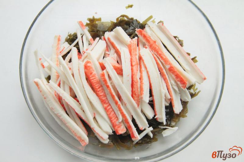 Фото приготовление рецепта: Салат «Мореходка» с морской капустой и крабовыми палочками шаг №2