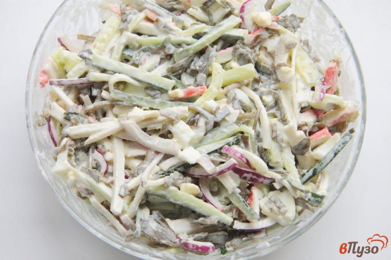 Фото приготовление рецепта: Салат «Мореходка» с морской капустой и крабовыми палочками шаг №6