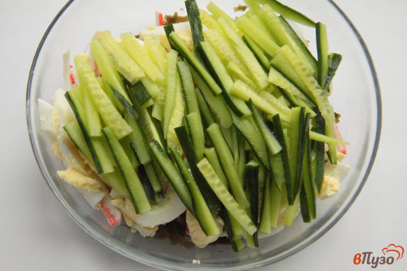 Фото приготовление рецепта: Салат «Мореходка» с морской капустой и крабовыми палочками шаг №4