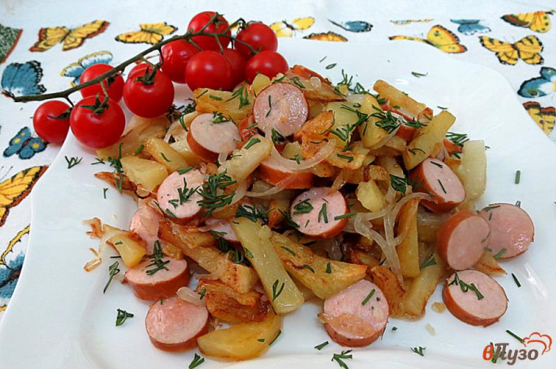 Фото приготовление рецепта: Картофель жареный с сосисками, луком и чесноком шаг №11
