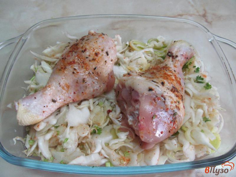 Фото приготовление рецепта: Курица со свежей капустой в духовке шаг №4