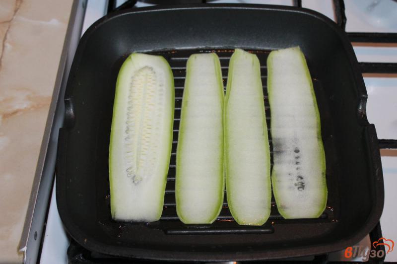 Фото приготовление рецепта: Рулетики из кабачка с крем сыром, вялеными томатами и орехами шаг №2