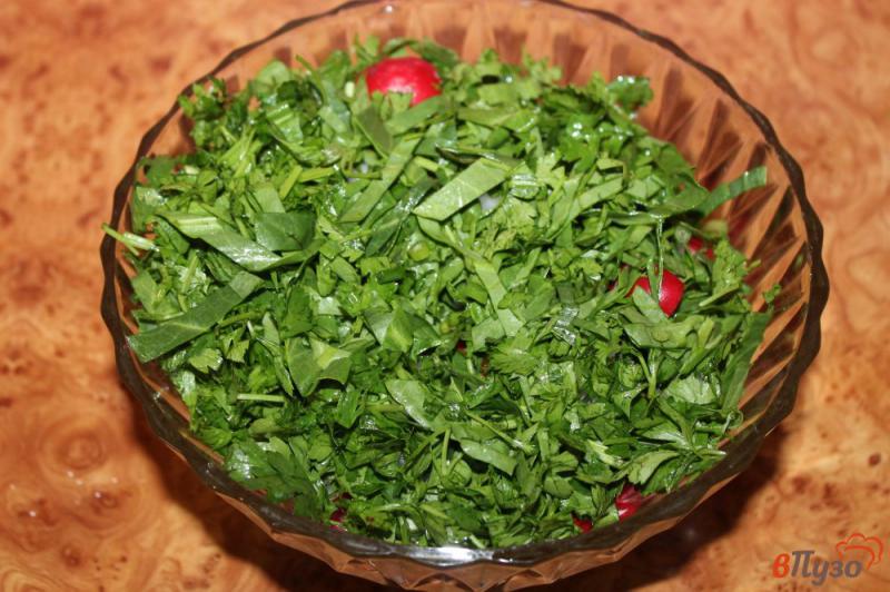Фото приготовление рецепта: Салат из редиса со щавелем и сметаной шаг №3