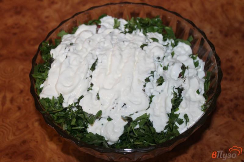Фото приготовление рецепта: Салат из редиса со щавелем и сметаной шаг №4