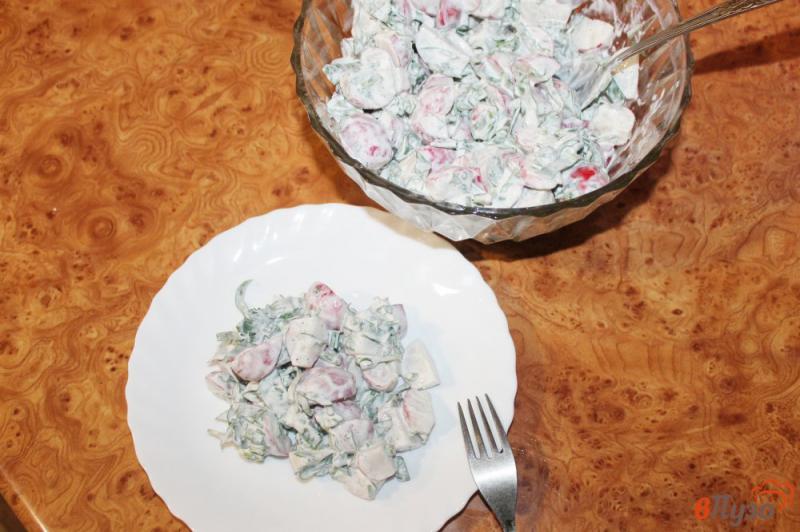 Фото приготовление рецепта: Салат из редиса со щавелем и сметаной шаг №5