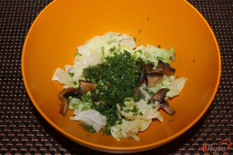 Фото приготовление рецепта: Салат из грибов, айсберга и яиц шаг №3