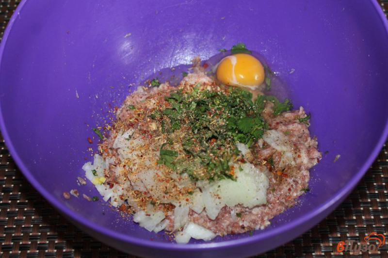 Фото приготовление рецепта: Свиные котлеты с кинзой и луком шаг №4