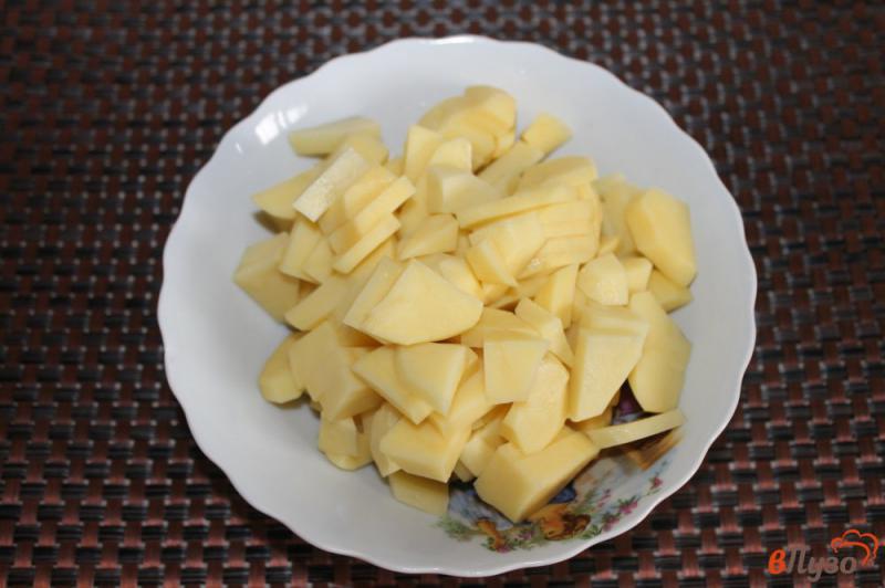 Фото приготовление рецепта: Жареный картофель с баклажаном и луком шаг №1