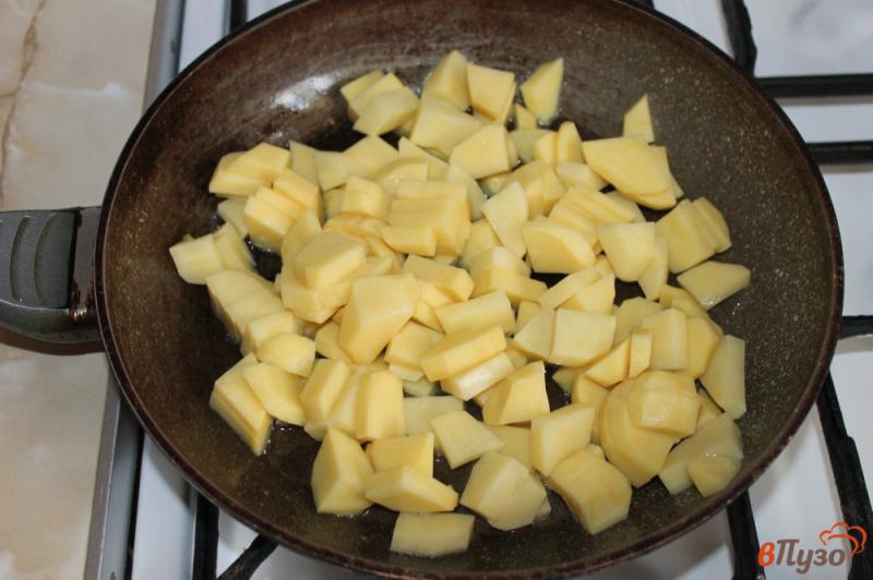 Фото приготовление рецепта: Жареный картофель с баклажаном и луком шаг №2