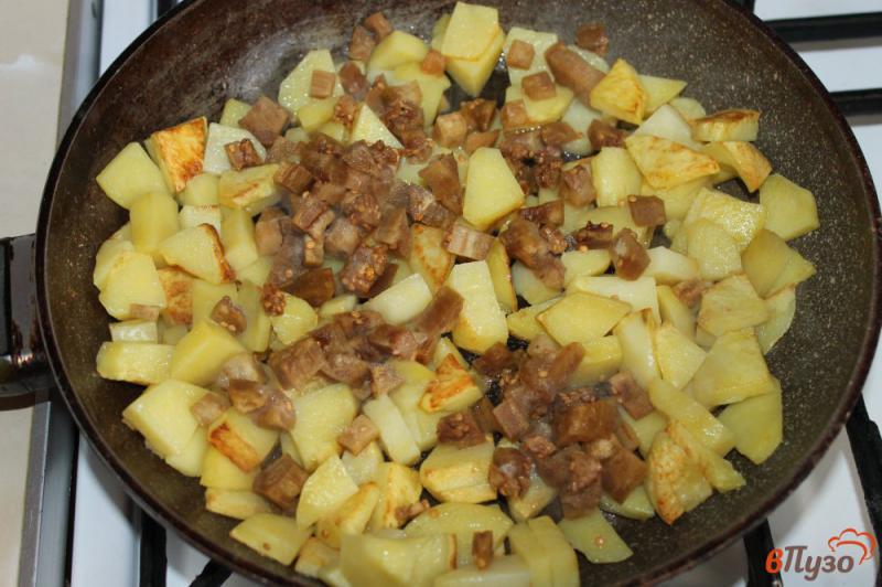 Фото приготовление рецепта: Жареный картофель с баклажаном и луком шаг №3