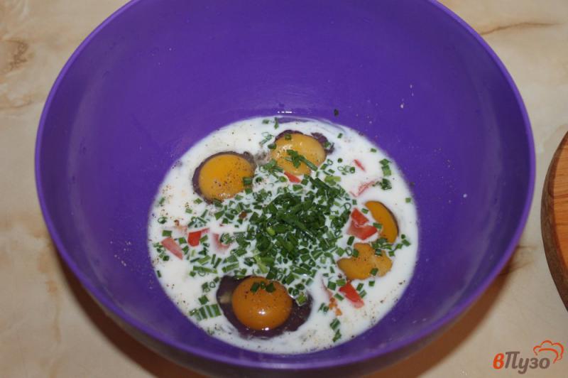 Фото приготовление рецепта: Омлет на молоке с зеленым луком и помидорами шаг №3