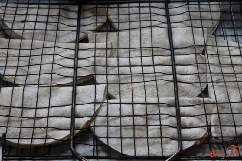 Фото приготовление рецепта: Тортилья на гриле с плавленым сыром и помидорами шаг №6