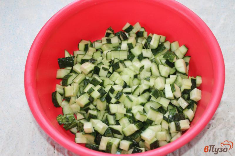 Фото приготовление рецепта: Огуречный салат с рукколой и маринованным луком шаг №1