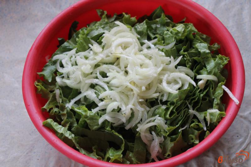 Фото приготовление рецепта: Огуречный салат с рукколой и маринованным луком шаг №4