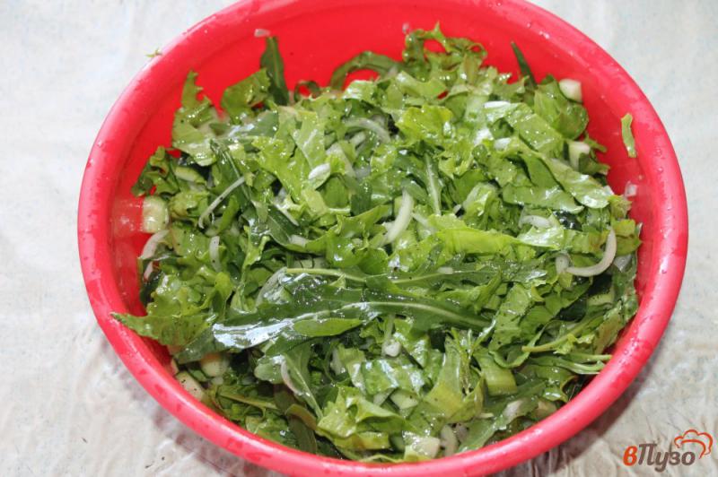Фото приготовление рецепта: Огуречный салат с рукколой и маринованным луком шаг №5