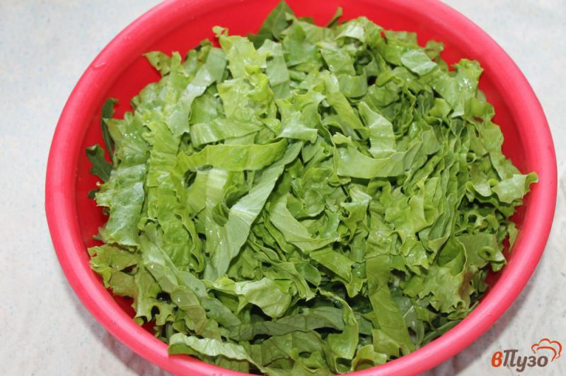 Фото приготовление рецепта: Огуречный салат с рукколой и маринованным луком шаг №3