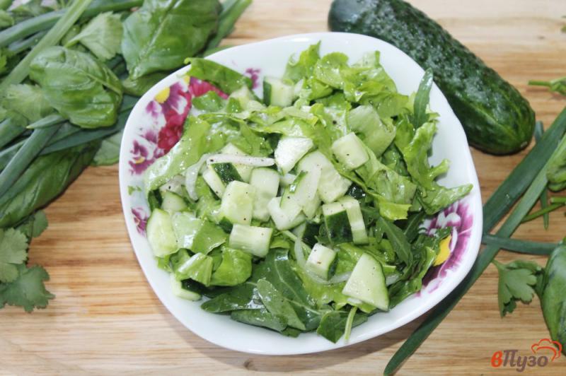 Фото приготовление рецепта: Огуречный салат с рукколой и маринованным луком шаг №6