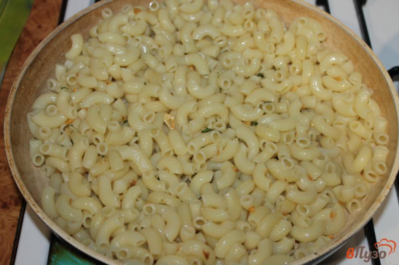 Фото приготовление рецепта: Макароны с сыром в соевом соусе шаг №3