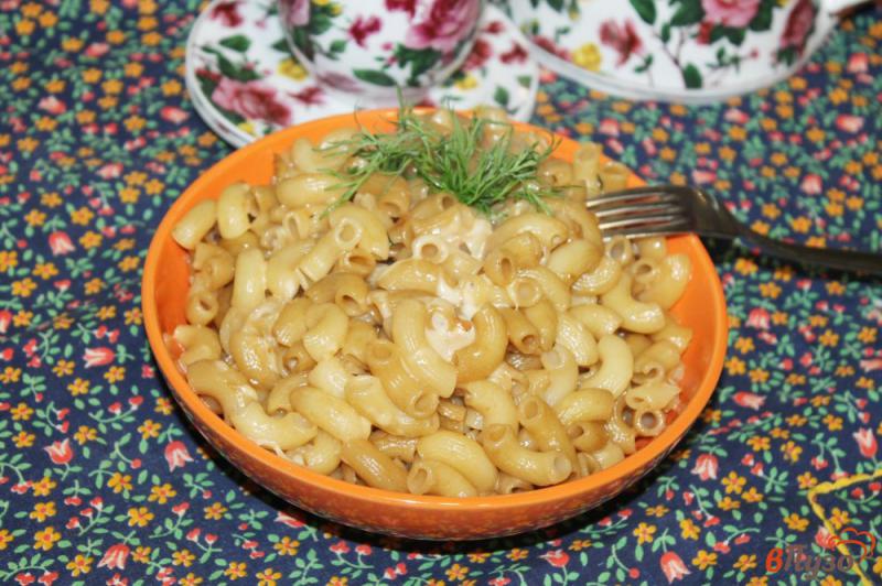 Фото приготовление рецепта: Макароны с сыром в соевом соусе шаг №6
