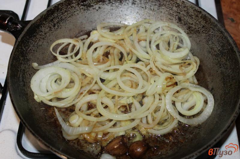 Фото приготовление рецепта: Отбивные из телятины с жареным луком и сыром шаг №5
