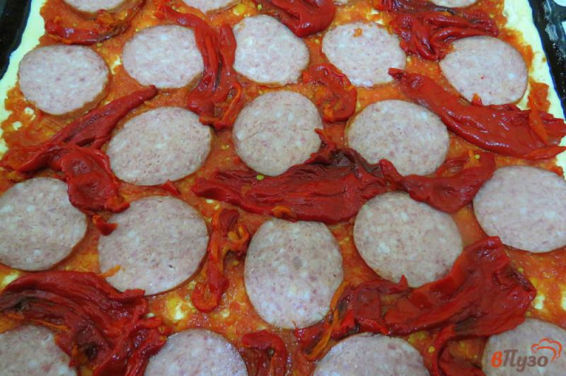Фото приготовление рецепта: Пицца с салями, запеченными перцами и помидорами шаг №11