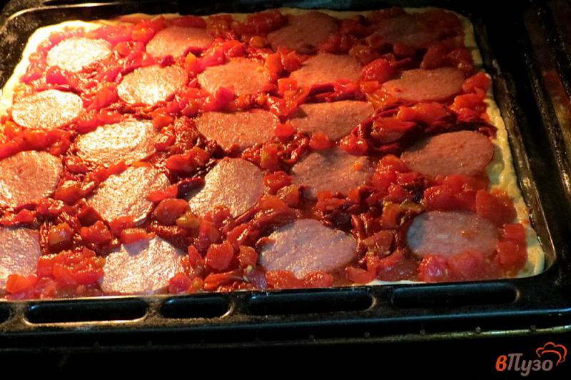 Фото приготовление рецепта: Пицца с салями, запеченными перцами и помидорами шаг №12