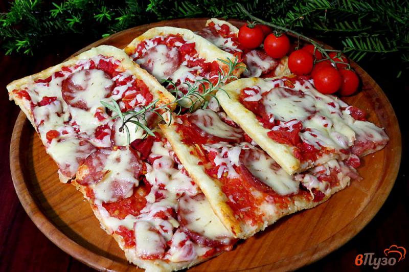 Фото приготовление рецепта: Пицца с салями, запеченными перцами и помидорами шаг №16
