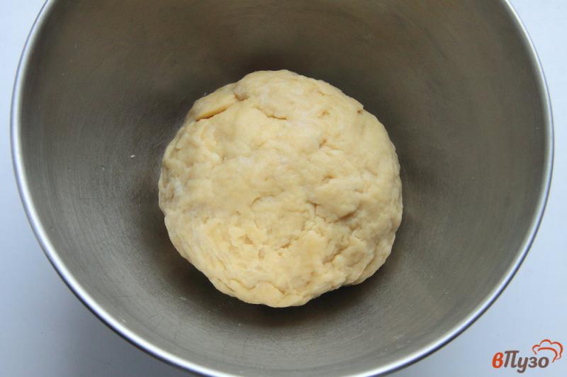 Фото приготовление рецепта: Ягодный пирог из песочного теста со сметанной заливкой шаг №3