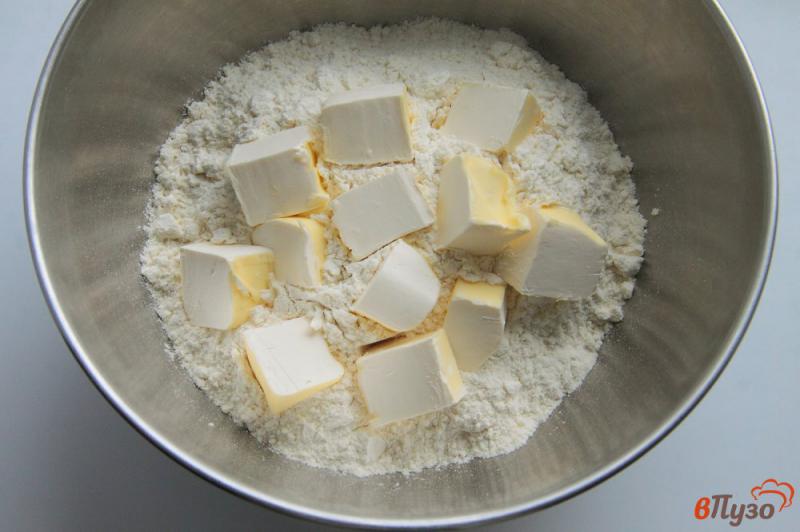 Фото приготовление рецепта: Ягодный пирог из песочного теста со сметанной заливкой шаг №1