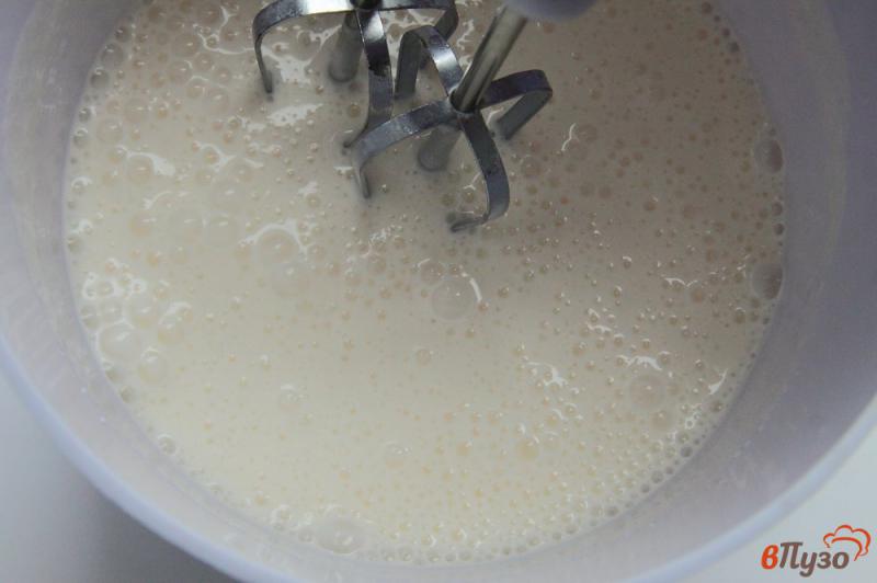 Фото приготовление рецепта: Ягодный пирог из песочного теста со сметанной заливкой шаг №7