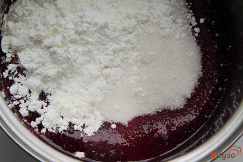 Фото приготовление рецепта: Ягодный пирог из песочного теста со сметанной заливкой шаг №5