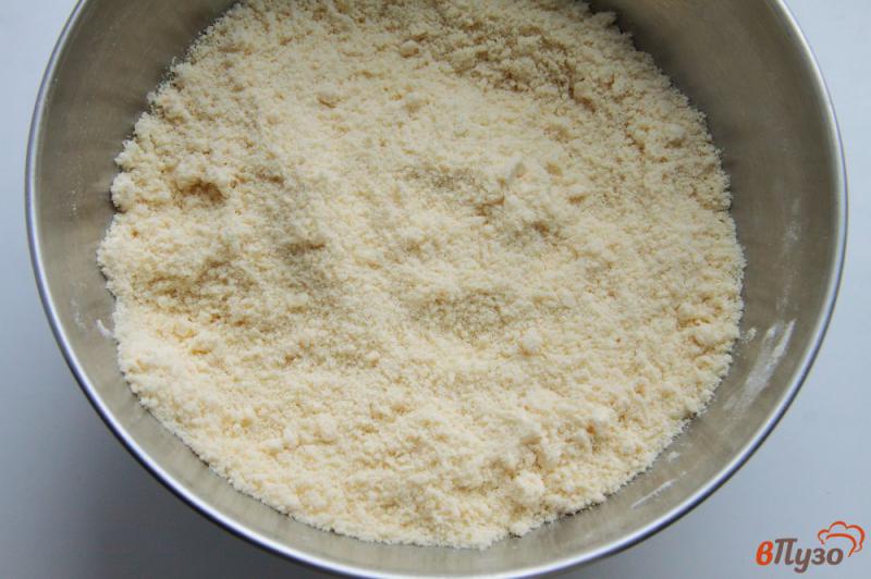 Фото приготовление рецепта: Ягодный пирог из песочного теста со сметанной заливкой шаг №2