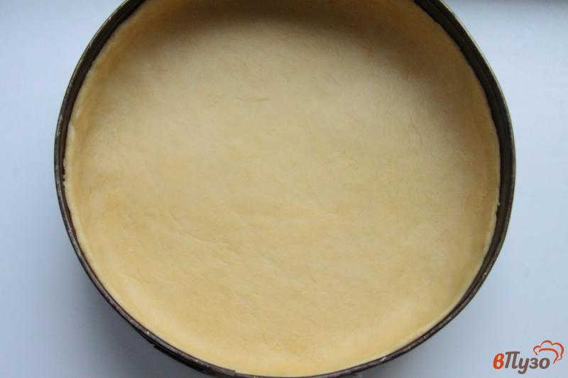 Фото приготовление рецепта: Ягодный пирог из песочного теста со сметанной заливкой шаг №8