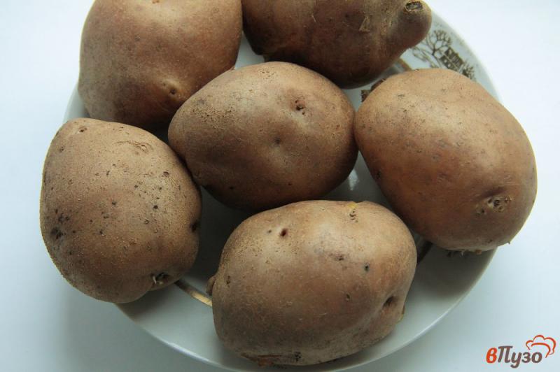 Фото приготовление рецепта: Картофель в мундире, запеченный с помидорами и сыром шаг №1