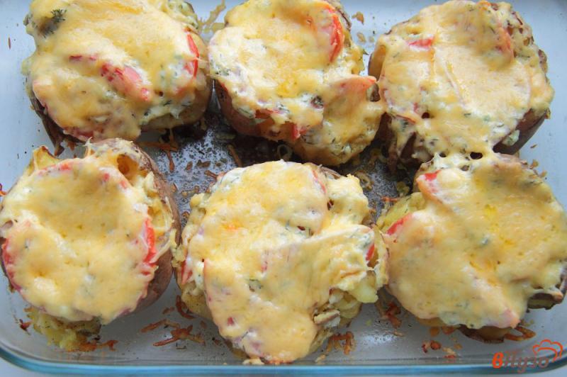 Фото приготовление рецепта: Картофель в мундире, запеченный с помидорами и сыром шаг №7
