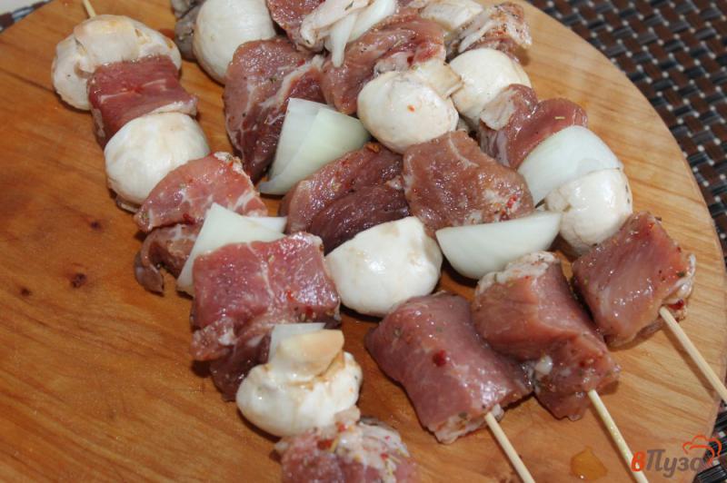 Фото приготовление рецепта: Свиной шашлык с грибами и луком на шпажках шаг №4
