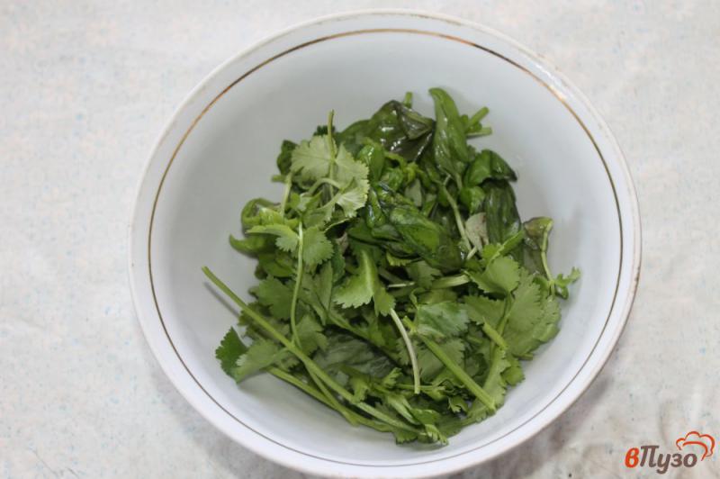 Фото приготовление рецепта: Соус из зелени и чеснока к картофелю шаг №1