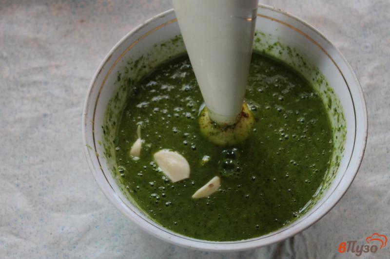 Фото приготовление рецепта: Соус из зелени и чеснока к картофелю шаг №5