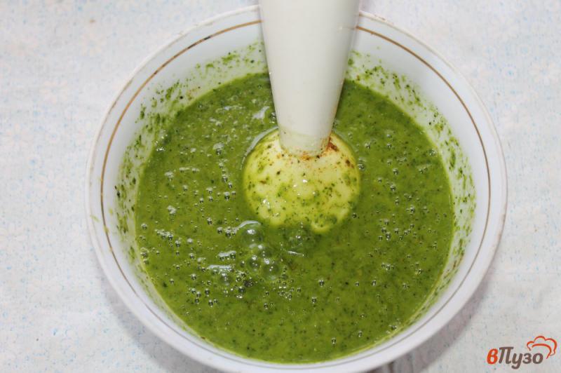 Фото приготовление рецепта: Соус из зелени и чеснока к картофелю шаг №4