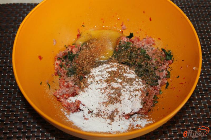 Фото приготовление рецепта: Котлеты с зеленью и сладким красным перцем шаг №5