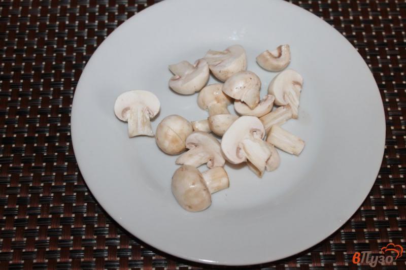 Фото приготовление рецепта: Жареная грудка с баклажанами и грибами шаг №3
