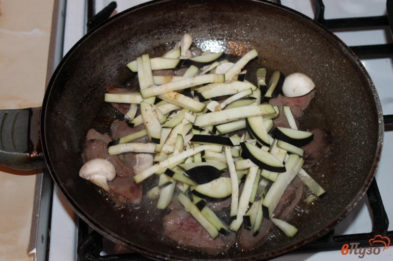 Фото приготовление рецепта: Жареная грудка с баклажанами и грибами шаг №5