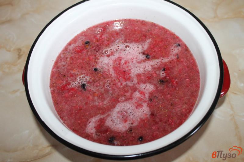 Фото приготовление рецепта: Ягодный морс из малины, смородины и вишни шаг №3