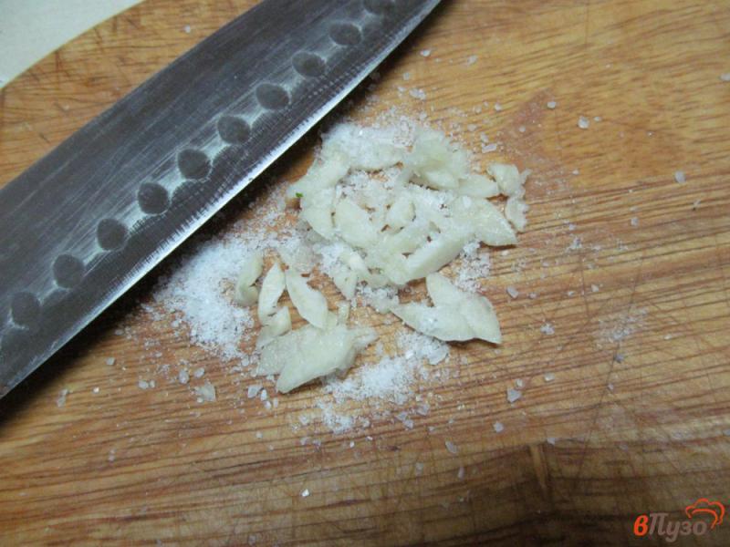 Фото приготовление рецепта: Салат из капусты с чесноком шаг №4