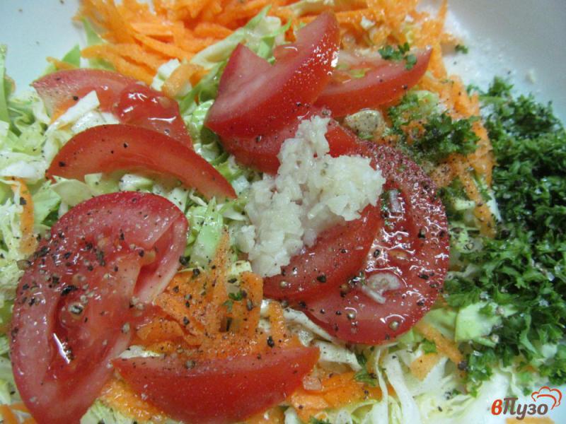 Фото приготовление рецепта: Салат из капусты с чесноком шаг №5