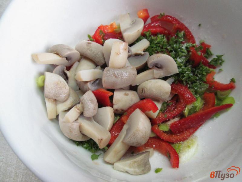 Фото приготовление рецепта: Салат из вареных грибов и болгарского перца шаг №5