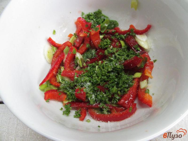 Фото приготовление рецепта: Салат из вареных грибов и болгарского перца шаг №4