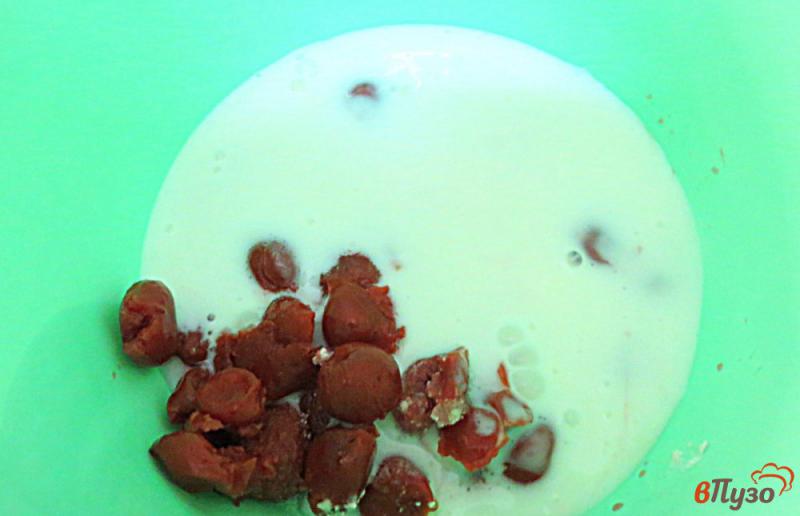 Фото приготовление рецепта: Смузи с творогом вишнями и какао шаг №4