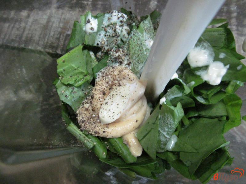 Фото приготовление рецепта: Соус из шпината с чесноком шаг №3